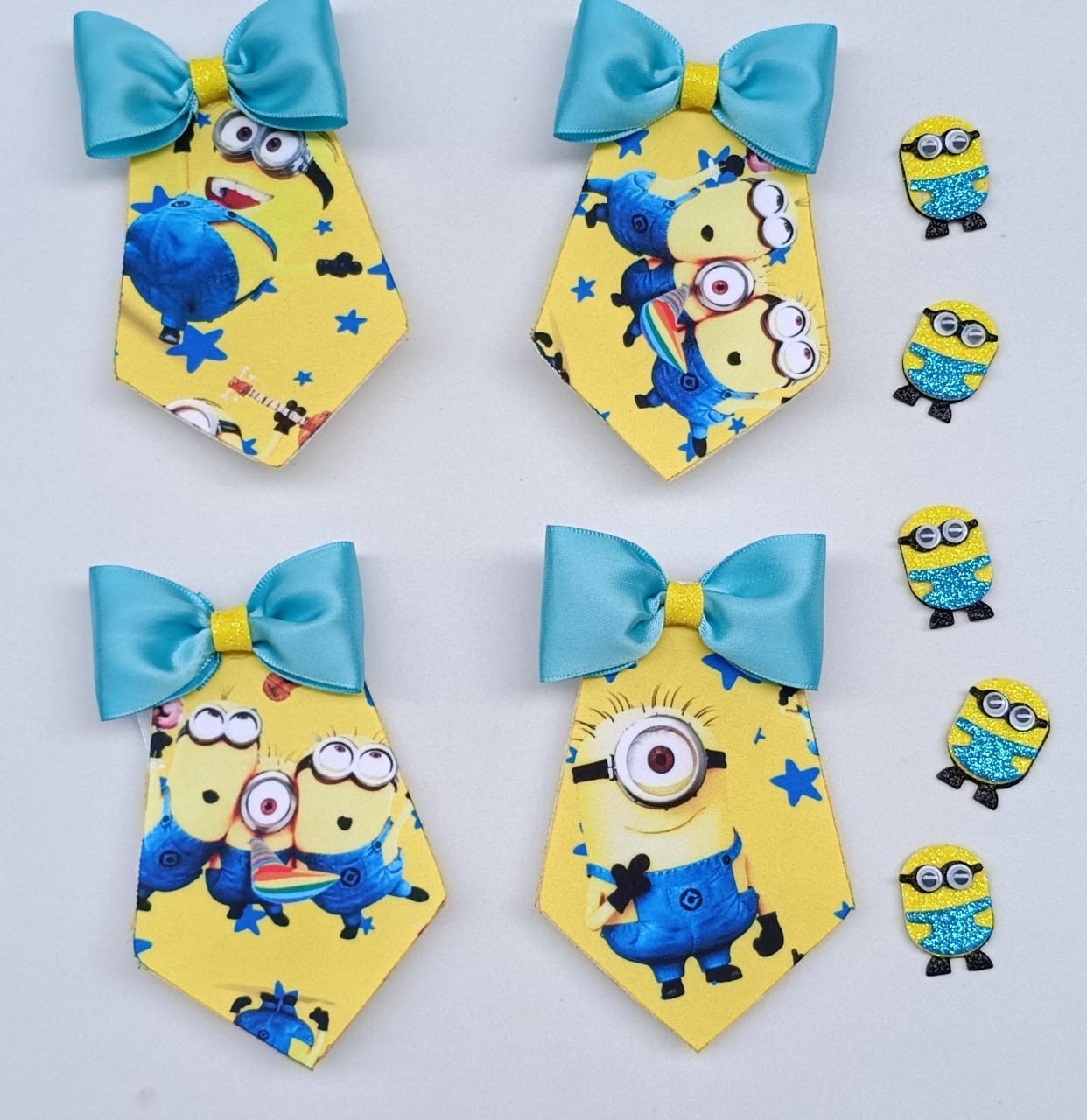 Bandanas amarelas com lacinhos azuis inspiradas em Minions