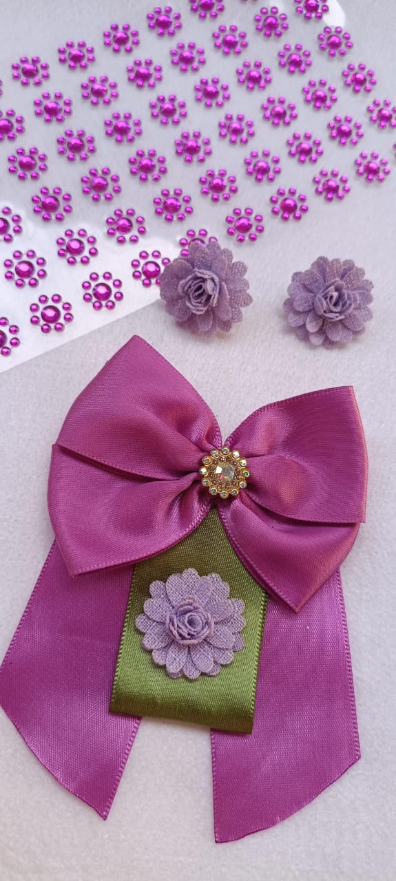 Laço roxo com detalhe floral delicado